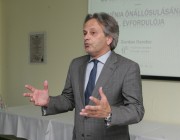Varga Tamás Székesfehérvár Országgyűlési képviselője, a Külügyi Bizottság tagja