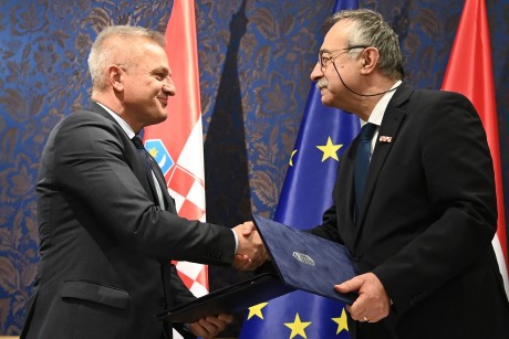 Budapest, 2022. december 7. Zvonko Milas, a horvát kormány Határon Túli Horvátok Központi Hivatalának államtitkára, a magyar-horvát kisebbségi vegyes bizottság horvát társelnöke (b) és Kalmár Ferenc, a Külgazdasági és Külügyminisztérium Magyarország szomszédságpolitikájának fejlesztéséért felelõs miniszteri biztosa, magyar társelnök kezet fog a bizottság budapesti ülésén 2022. december 7-én. MTI/Máthé Zoltán