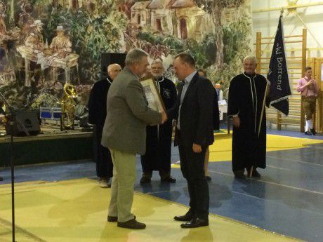 LdU-Vorsitzender_Otto_Heinek_überreicht_den_Preis_Rotwein_der_Ungarndeutschen