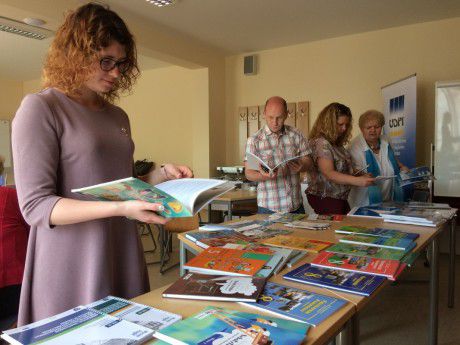 Russlanddeutsche_besichtigen_Lehrwerke_der_Ungarndeutschen