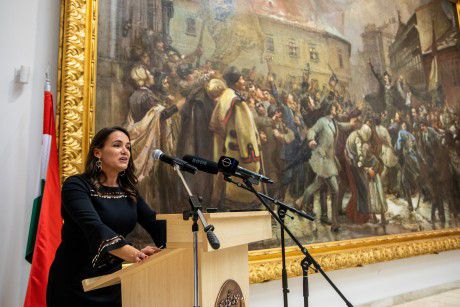 Kiskunhalas, 2021. november 5. Novák Katalin családokért felelõs tárca nélküli miniszter beszédet mond az ország elsõ cigány nemzetiségi diákkörének megalakulásán Kiskunhalason, a Thorma János Múzeumban 2021. november 5-én. MTI/Rosta Tibor