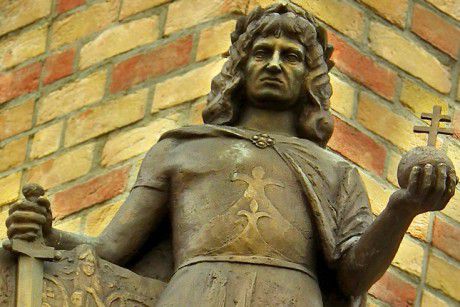 Révkomárom, 2011.szeptember 16. Az Európa Udvarban a Hunyadi Mátyás torony mellett áll Hunyadi Mátyás király bronzszobra mely Szilva Emőke alkotása. A szobrot 2003 évben állították. MTI/Bizományosi: Nagy Zoltán  *************************** Kedves Felhasználó! Az Ön által most kiválasztott fénykép nem képezi az MTI fotókiadásának és archívumának szerves részét. A kép tartalmáért és a szövegért a fotó készítője vállalja a felelősséget.