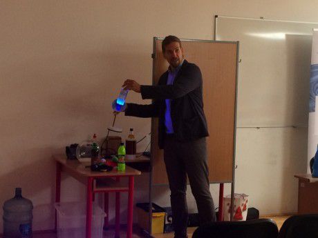 Ákos_Markovics_und_das_blaue_Tonic